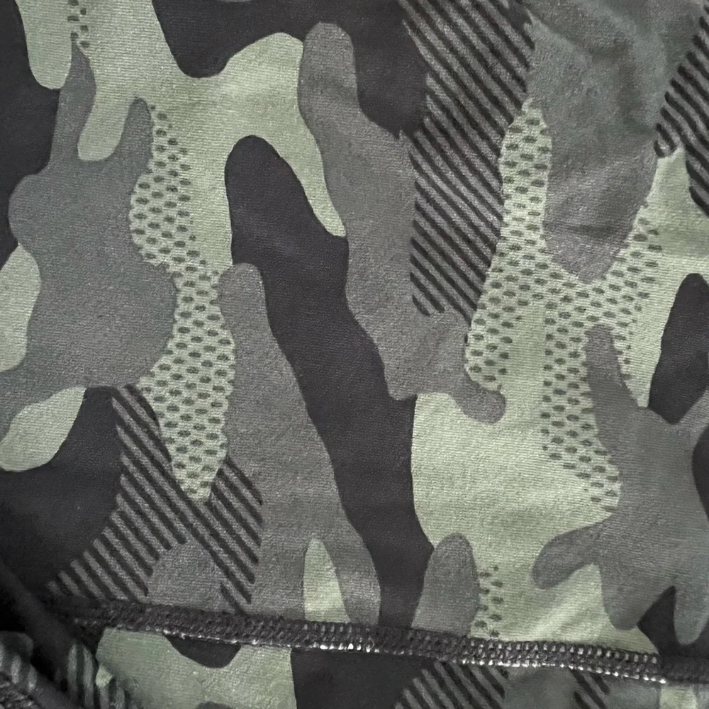 Calvin Klein Camo Capris - Picture 5 of 5
